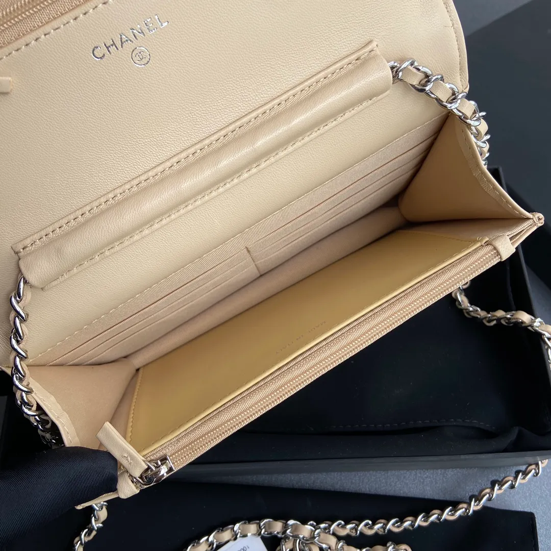 Xiaoxiang imported Italian lambskin Item No.: A33814 Price: 600 Size: w20×h13×d3.5cm Color: Apricot lambskin silver steel mark
