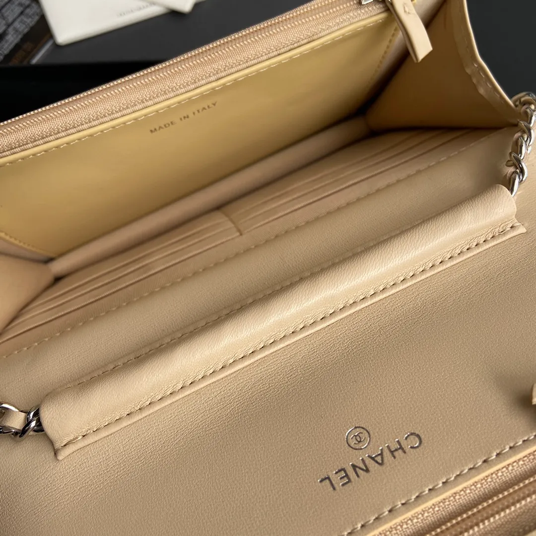 Xiaoxiang imported Italian lambskin Item No.: A33814 Price: 600 Size: w20×h13×d3.5cm Color: Apricot lambskin silver steel mark