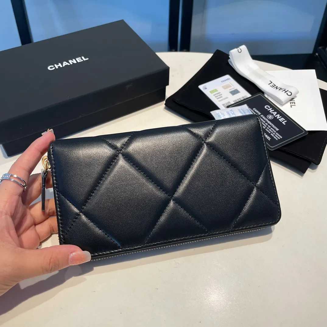 💰580😊 Upgraded version💋🆕 Ohanel new color🆕The latest long zipper wallet, the texture of goatskin is unparalleled 😼The 19 series that is the main promotion this season is the big rhombus, with a strong retro style👝 I want to buy every color🧸 The logo is eye-catching and unique, the goatskin has a light luster, and the temperament is instantly upupup❣The fashionable style and style are also jointly created by Karl and Viard. The first series launched by the new artistic director will be a key recommendation of the brand from this year to next year, conveying the essence of the brand, with a full set of packaging 0946🍃size: 19.5*10.5cm