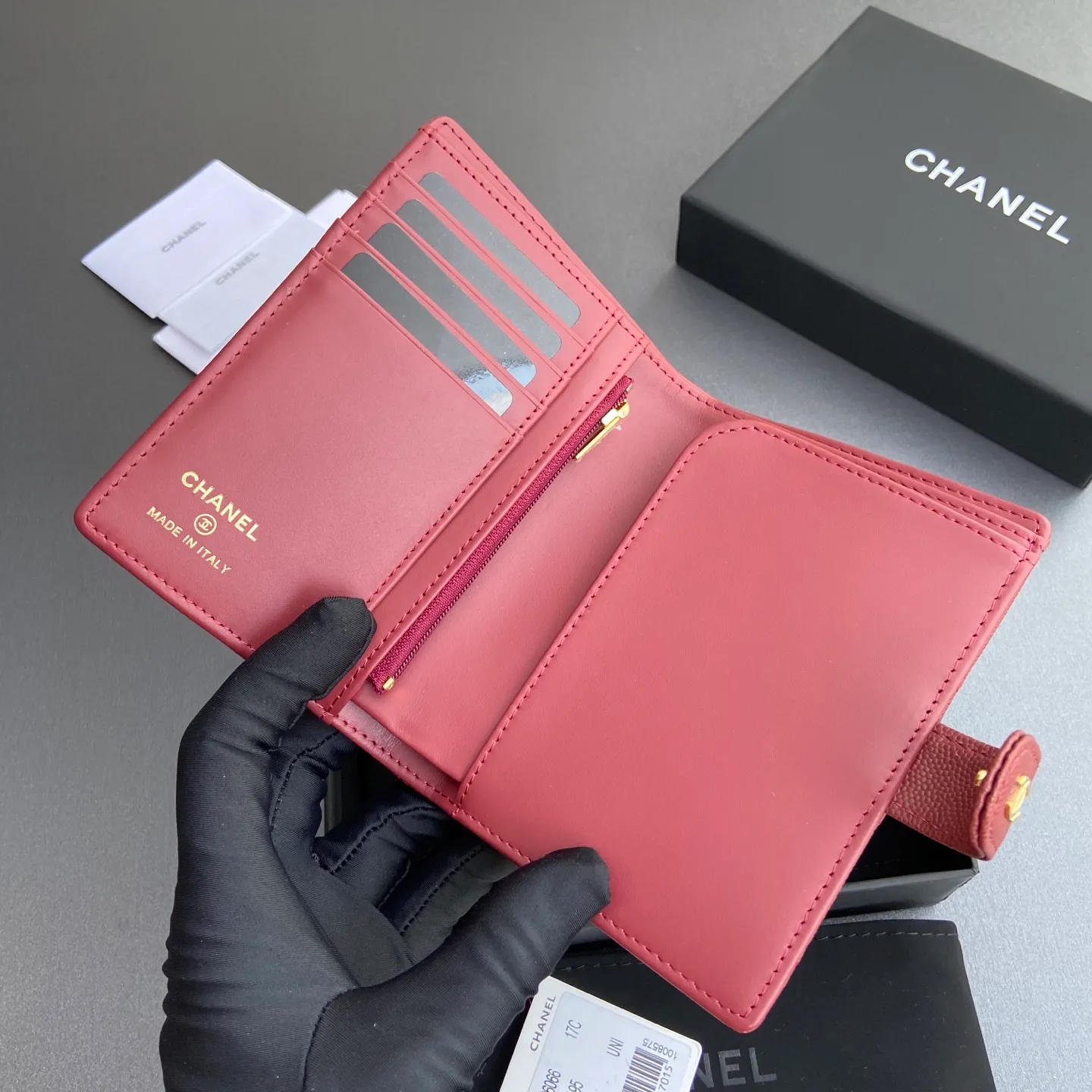 [Premium Hardware Original Leather] ¥440 Xiaoxiang Passport Holder Series Quilted with iconic metal logo Gold tone metal hardware, special Italian imported leather 4 card slots, 1 small zipper pocket. 1 banknote compartment, 1 passport holder card slot No.: 96066 Burgundy fine ball gold Size: w10×h14×d2cm