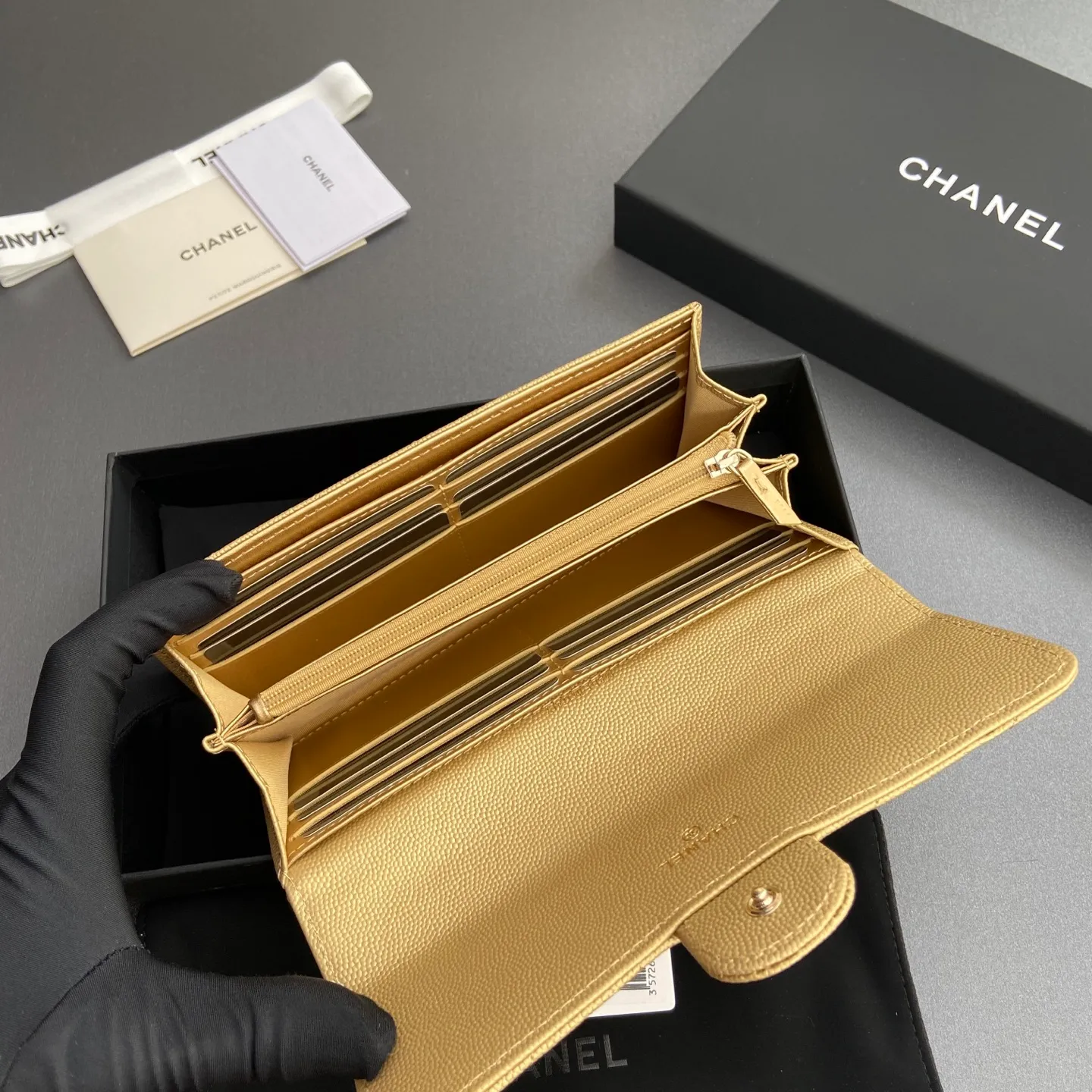 Xiaoxiang imported Italian grained calfskin Item number: A80758 Price: 460 Size: w19×h10.5×3cm Color: Golden fine ball grain leather Golden steel mark