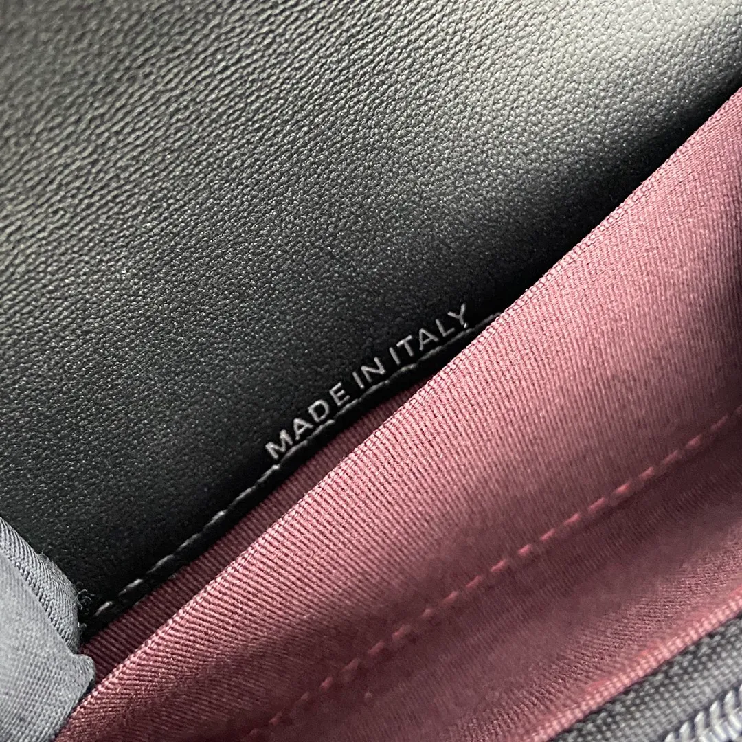 Xiaoxiang imported Italian leather Item number: AP438 (inner compartment with zipper) 💰: 280 Size: w11×h7cm Color: black sheepskin silver steel mark