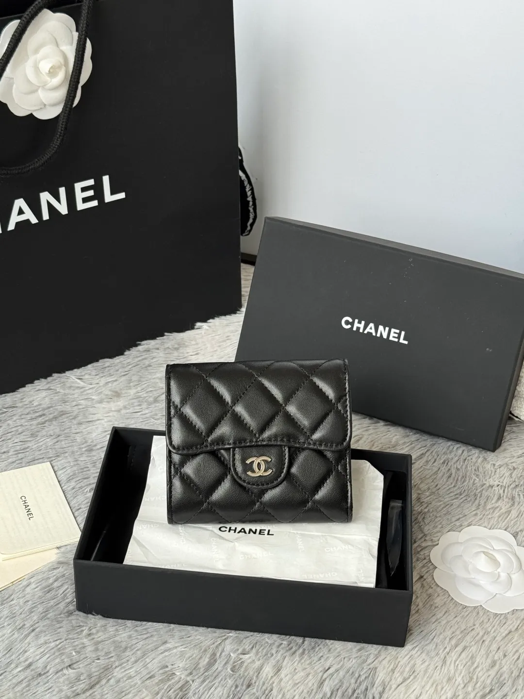 💰440💰 Lambskin CF short tri-fold wallet is now available! Chanel Grandma Xiang has 6 card slots, and there is a coin purse at the back, so you can put 2,000 Mao Zedong without any trouble at all! Delicate leather and gold hardware! Full of fashion sense, very fashionable, can be held in hand, can be put in the bag, very good for storage. Style number: 82288, size 10.5*11.5*3cm, color as shown in the picture, exclusive real shot
