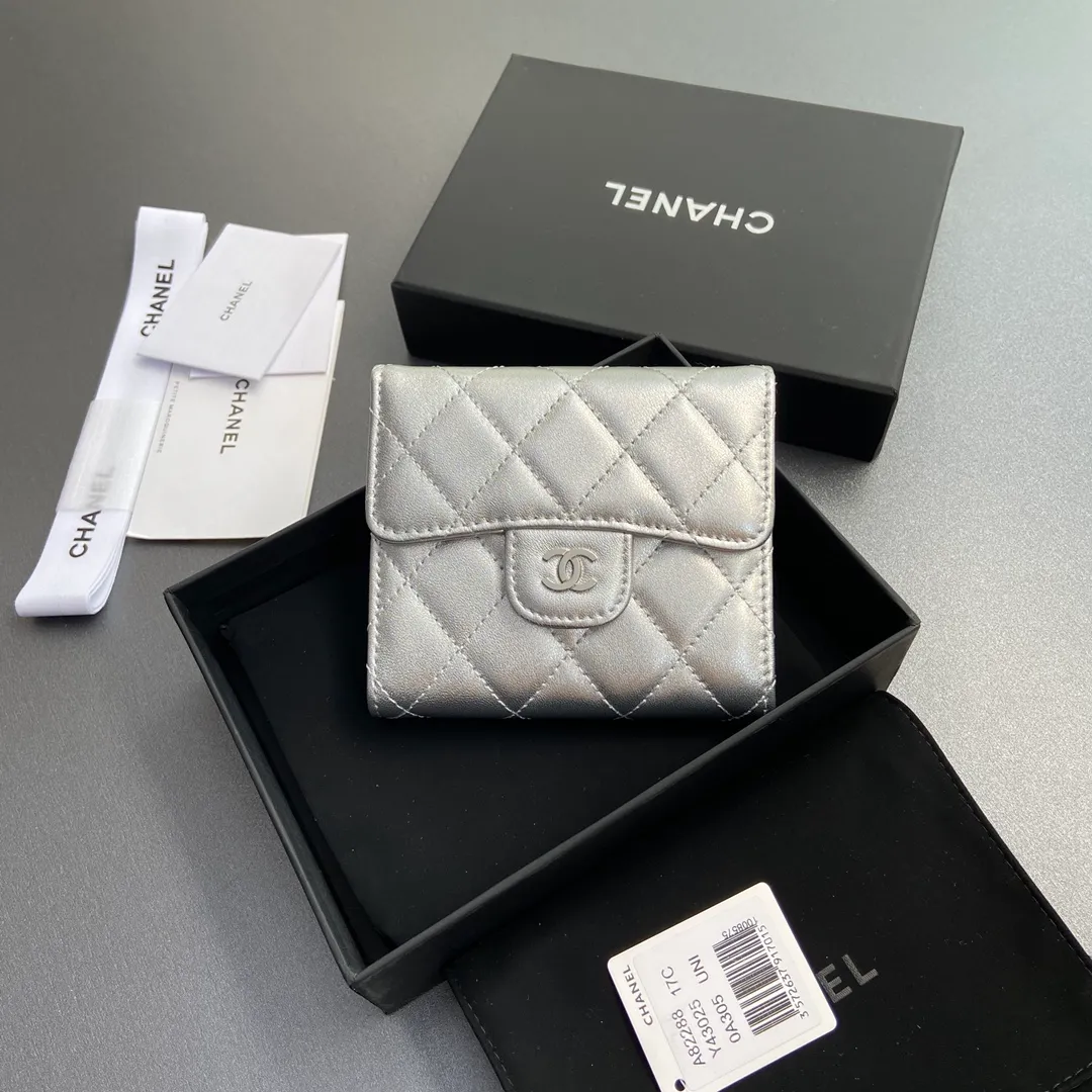 [Imported leather from Italy] ¥440 Special silver sheep leather Silver tone metal hardware 6 card slots 1 banknote compartment 1 coin zipper bag No.: 82288 Size: w10.5×h11.5×d3cm