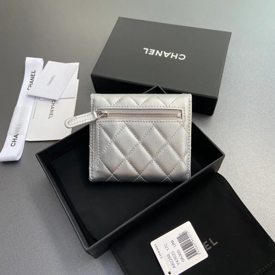 [Imported leather from Italy] ¥440 Special silver sheep leather Silver tone metal hardware 6 card slots 1 banknote compartment 1 coin zipper bag No.: 82288 Size: w10.5×h11.5×d3cm