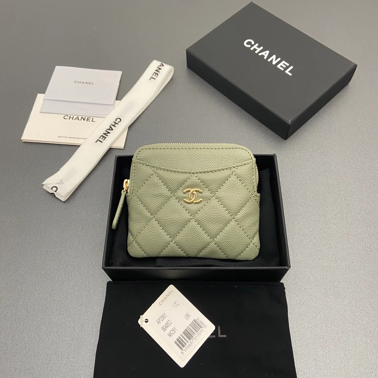 [Special grade hardware original leather] ¥380 Xiaoxiang small zipper bag card holder series Quilted card holder/wallet with iconic metal logo Gold tone metal hardware, special Italian imported leather 5 card slots, 1 small zipper bag No.: 2061 Greek green thin ball light gold hardware Size: w11.5×h10×d2cm
