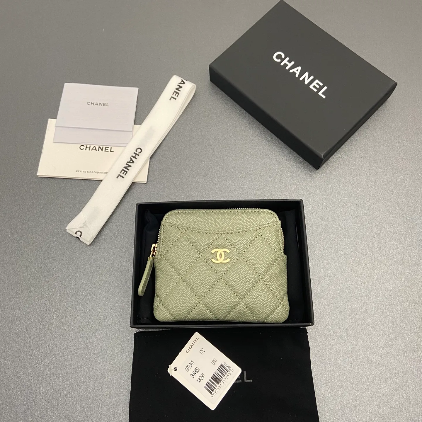 [Special grade hardware original leather] ¥380 Xiaoxiang small zipper bag card holder series Quilted card holder/wallet with iconic metal logo Gold tone metal hardware, special Italian imported leather 5 card slots, 1 small zipper bag No.: 2061 Greek green thin ball light gold hardware Size: w11.5×h10×d2cm