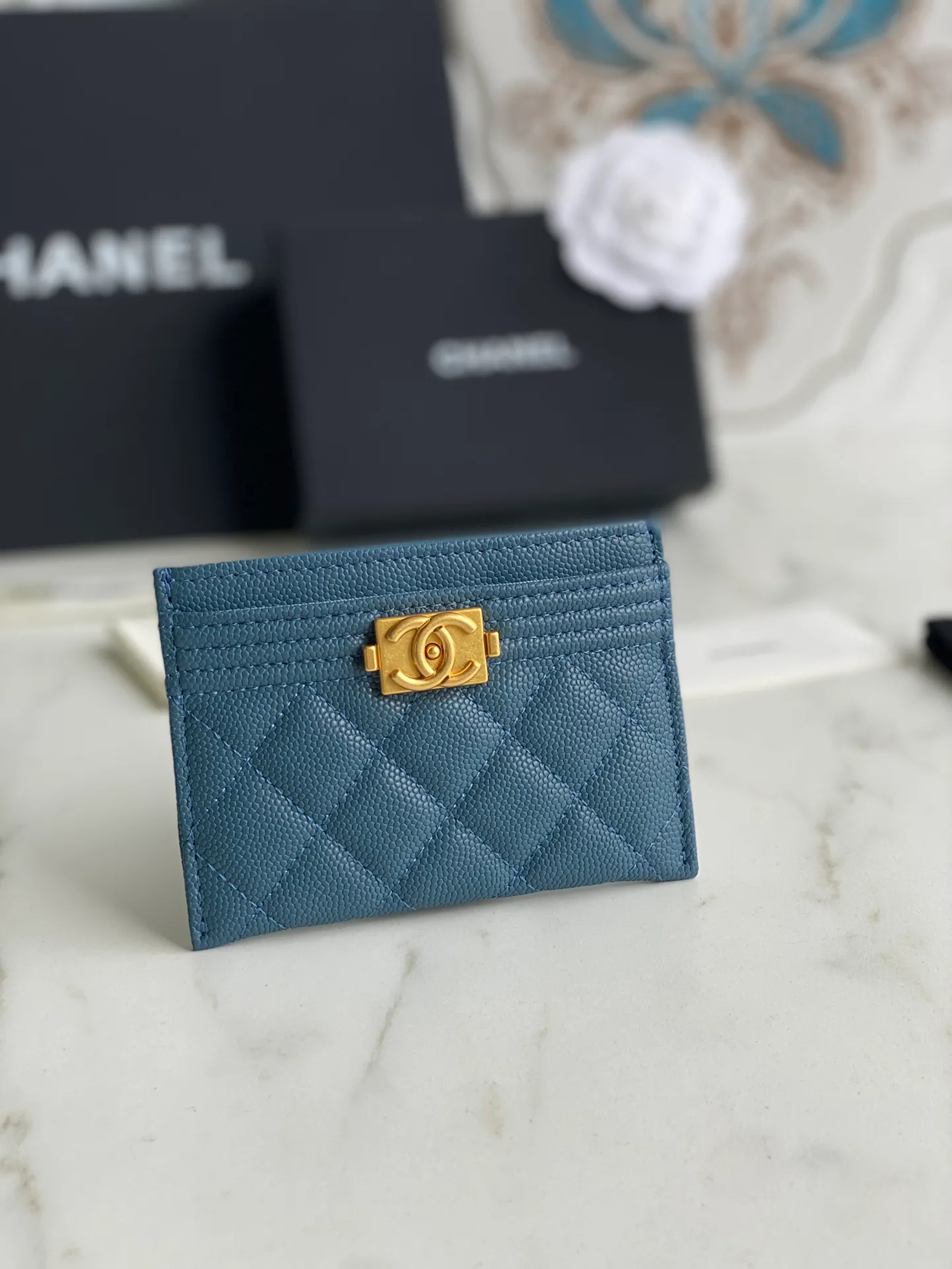 220💰[Original quality][With serial code] CHANEL’s new leboy card holder has arrived! The imported rhombus pattern is very attractive! The retro gilt buckle has an old-fashioned feel and is very fashionable and retro❤️This small card holder is very cost-effective and you can also put some change in the three card slots👍Model number: 84431 Size: 11×7.5×1cm