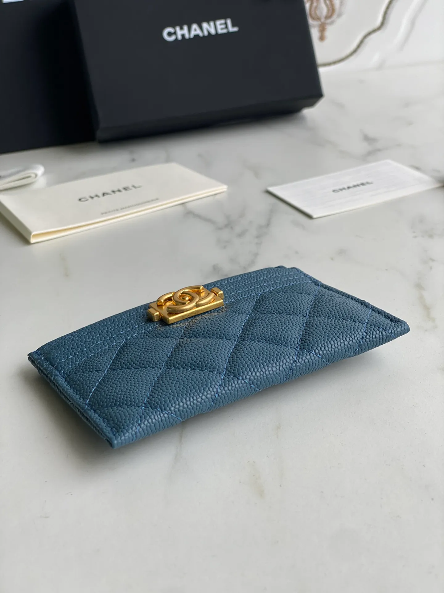 220💰[Original quality][With serial code] CHANEL’s new leboy card holder has arrived! The imported rhombus pattern is very attractive! The retro gilt buckle has an old-fashioned feel and is very fashionable and retro❤️This small card holder is very cost-effective and you can also put some change in the three card slots👍Model number: 84431 Size: 11×7.5×1cm