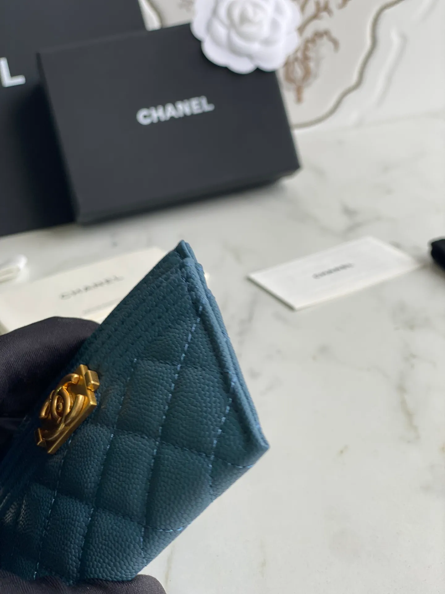 220💰[Original quality][With serial code] CHANEL’s new leboy card holder has arrived! The imported rhombus pattern is very attractive! The retro gilt buckle has an old-fashioned feel and is very fashionable and retro❤️This small card holder is very cost-effective and you can also put some change in the three card slots👍Model number: 84431 Size: 11×7.5×1cm
