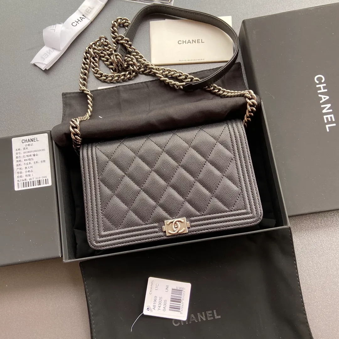 Woc series 𝑺𝒊𝒛𝒆: 19.5cm 💌Fashion and classic are integrated, never out of date. Leather: Original imported black fine ball grain cowhide Hardware: All steel ancient silver Size: w19.5×h13×d3.5 Model: 81969 P860