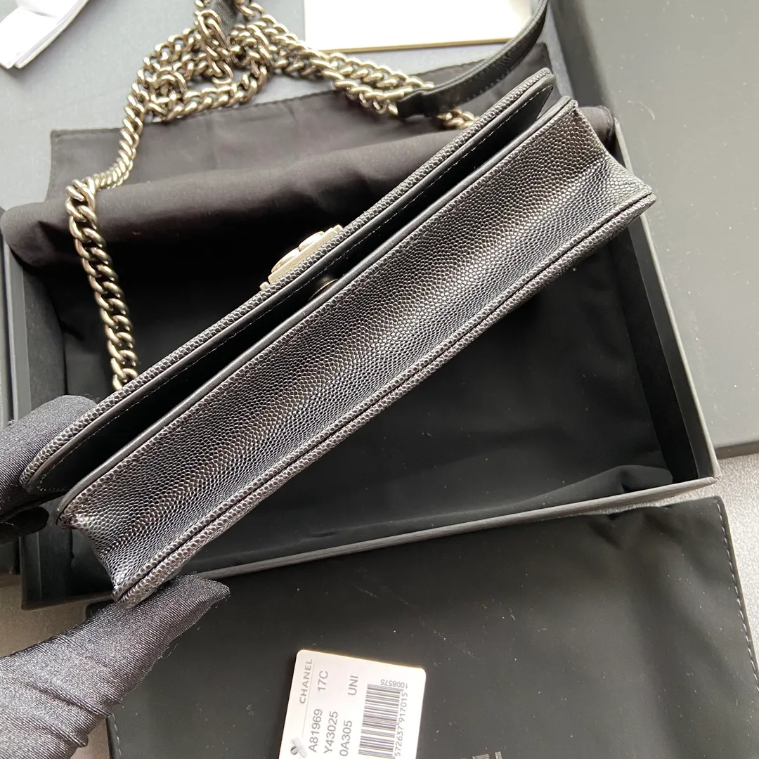 Woc series 𝑺𝒊𝒛𝒆: 19.5cm 💌Fashion and classic are integrated, never out of date. Leather: Original imported black fine ball grain cowhide Hardware: All steel ancient silver Size: w19.5×h13×d3.5 Model: 81969 P860