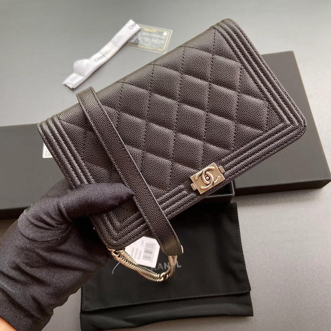 Woc series 𝑺𝒊𝒛𝒆: 19.5cm 💌Fashion and classic are integrated, never out of date. Leather: Original imported black fine ball grain cowhide Hardware: All steel ancient silver Size: w19.5×h13×d3.5 Model: 81969 P860