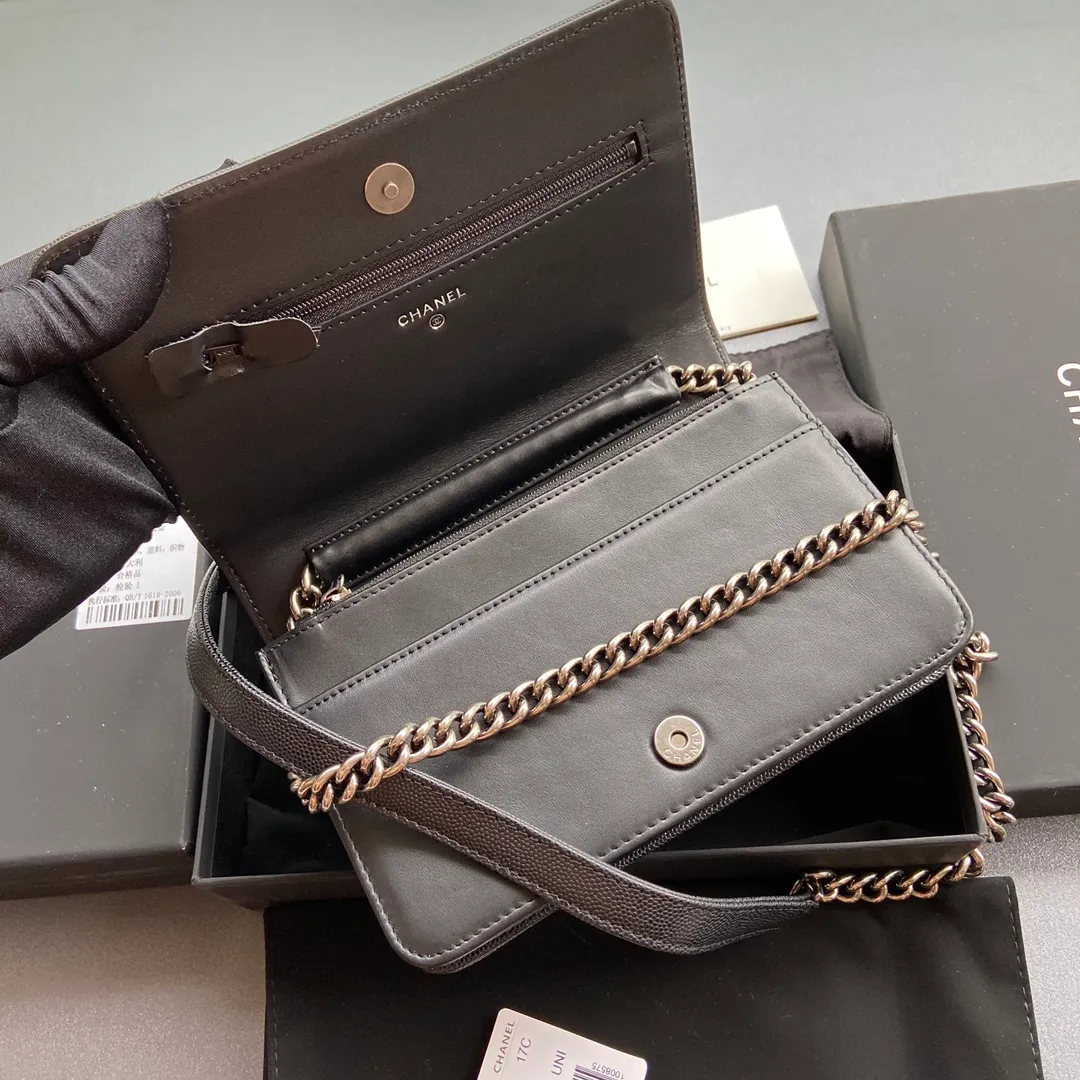 Woc series 𝑺𝒊𝒛𝒆: 19.5cm 💌Fashion and classic are integrated, never out of date. Leather: Original imported black fine ball grain cowhide Hardware: All steel ancient silver Size: w19.5×h13×d3.5 Model: 81969 P860