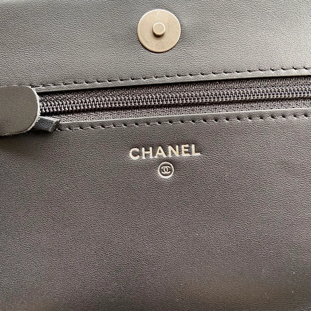 Woc series 𝑺𝒊𝒛𝒆: 19.5cm 💌Fashion and classic are integrated, never out of date. Leather: Original imported black fine ball grain cowhide Hardware: All steel ancient silver Size: w19.5×h13×d3.5 Model: 81969 P860