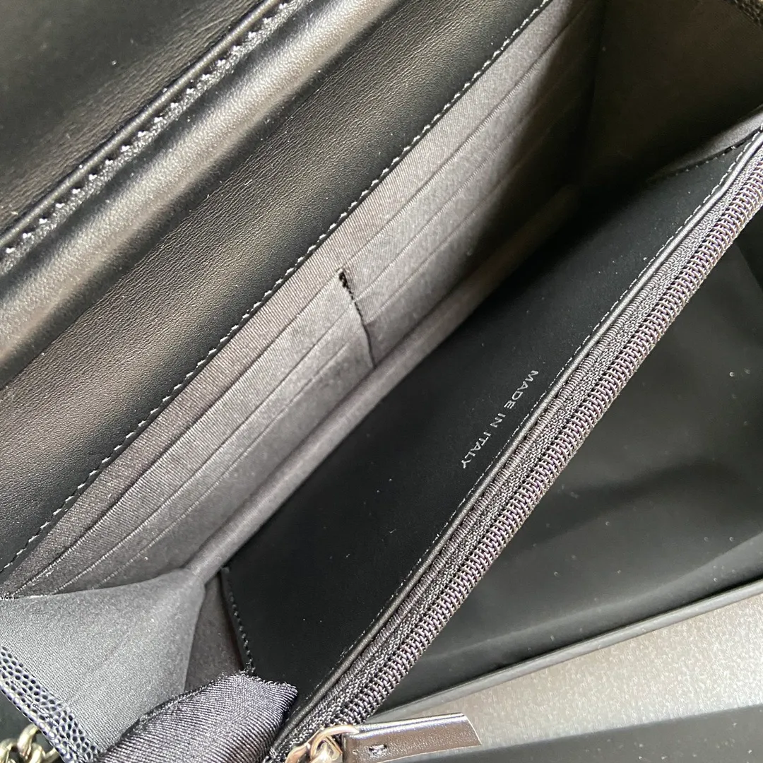 Woc series 𝑺𝒊𝒛𝒆: 19.5cm 💌Fashion and classic are integrated, never out of date. Leather: Original imported black fine ball grain cowhide Hardware: All steel ancient silver Size: w19.5×h13×d3.5 Model: 81969 P860
