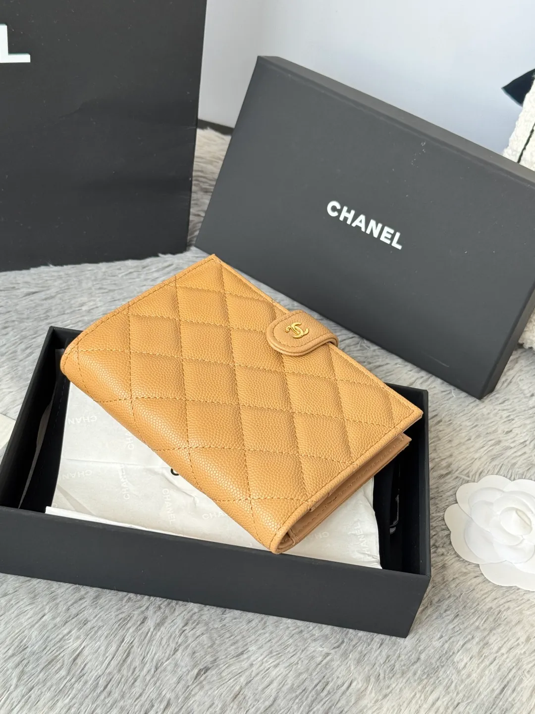 💰440💰4050 New product launched Passport wallet 2-in-1 passport holder that can hold cash, credit card and passport. CHANEL multifunctional passport holder, original quality, imported caviar, cowhide, color as shown in the picture, exclusive real shot, this design may also enter the classic series in the future. Style number: AP6392 Size: 15*10*3cm.