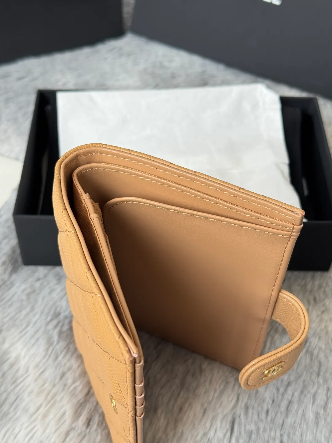 💰440💰4050 New product launched Passport wallet 2-in-1 passport holder that can hold cash, credit card and passport. CHANEL multifunctional passport holder, original quality, imported caviar, cowhide, color as shown in the picture, exclusive real shot, this design may also enter the classic series in the future. Style number: AP6392 Size: 15*10*3cm.