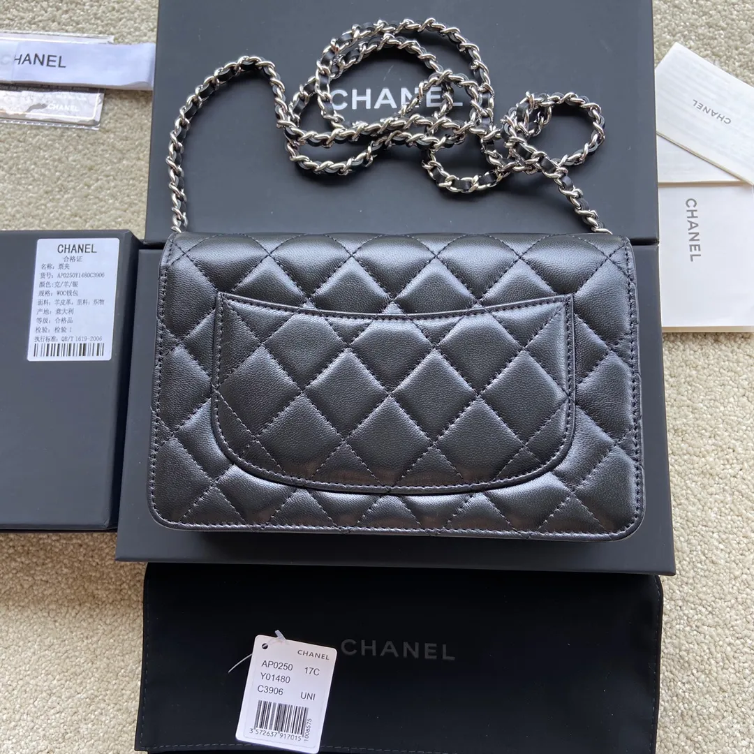 Xiaoxiang imported Italian lambskin Item number: A0250 💰: 640 Size: w20×h13×d3.5cm Color: black lambskin silver steel mark