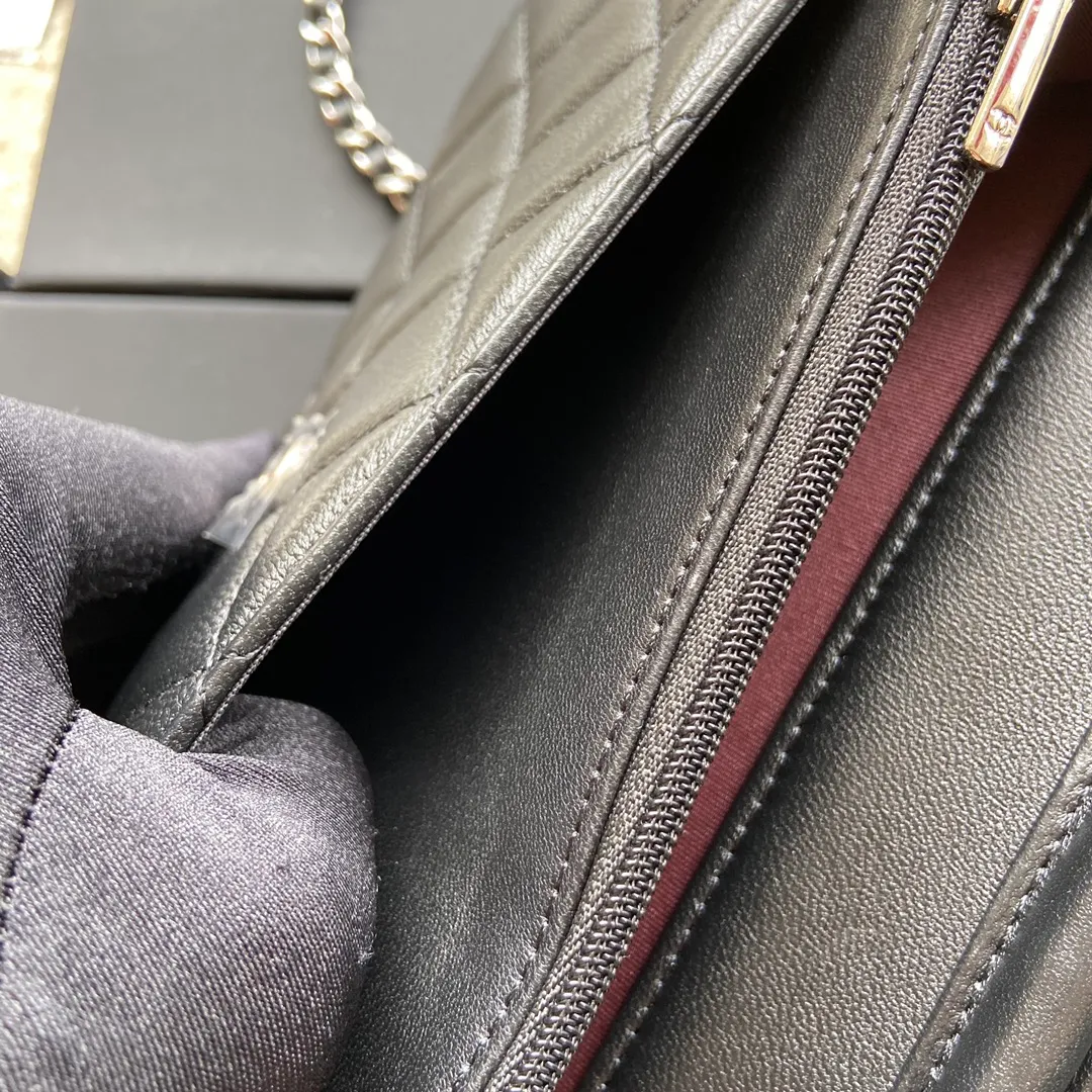 Xiaoxiang imported Italian lambskin Item number: A0250 💰: 640 Size: w20×h13×d3.5cm Color: black lambskin silver steel mark