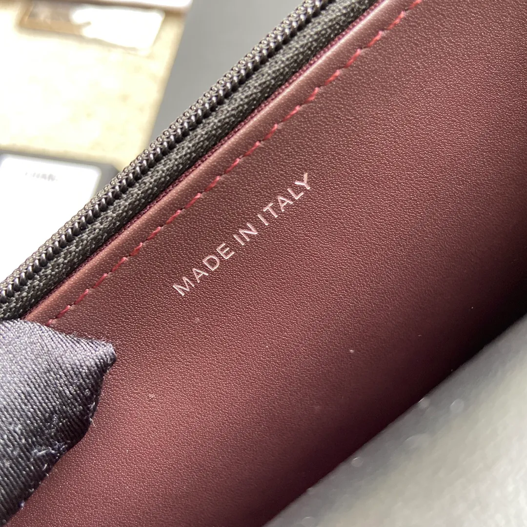 Xiaoxiang imported Italian lambskin Item number: A0250 💰: 640 Size: w20×h13×d3.5cm Color: black lambskin silver steel mark