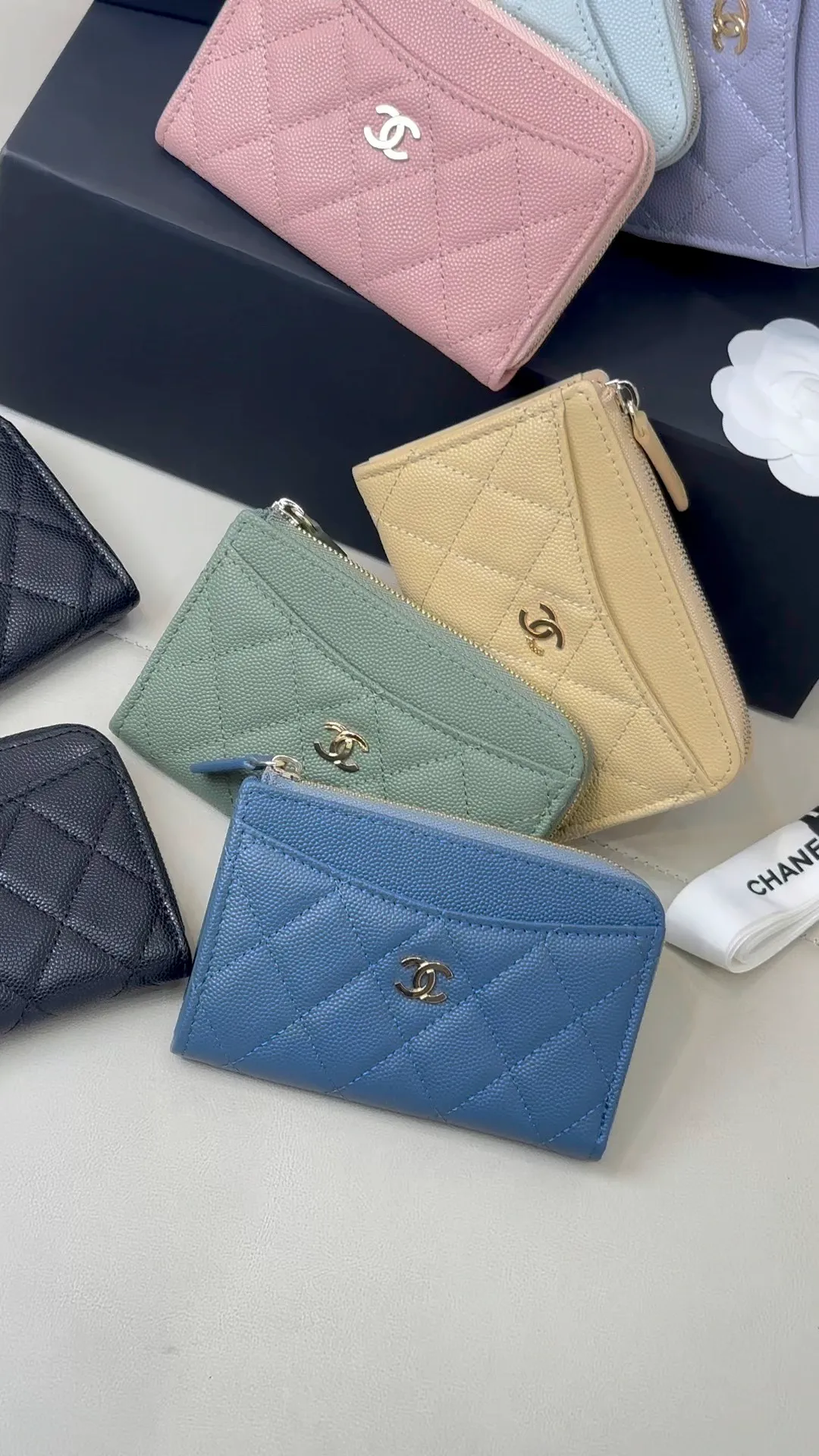 3179 Chane* L-shaped card holder! Some kids also call it a coin purse! The counter sells very popular models!
