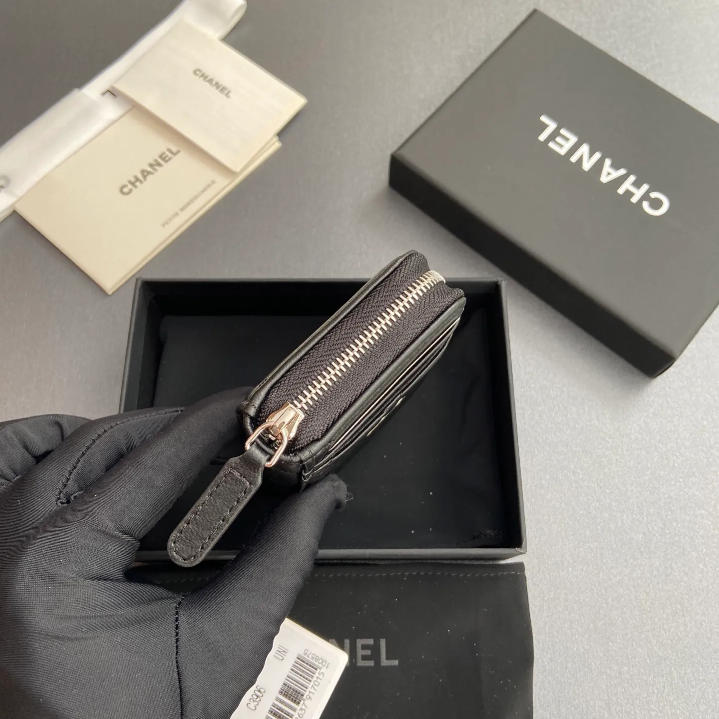 [Special grade hardware original leather] ¥280 Xiaoxiang small zipper bag card holder series with iconic metal logo, gold tone metal hardware, special Italian imported leather 2 card slots wallet bag, 4 card slots No.: 1650 Black sheepskin silver steel mark Size: w11×h7.5×2cm