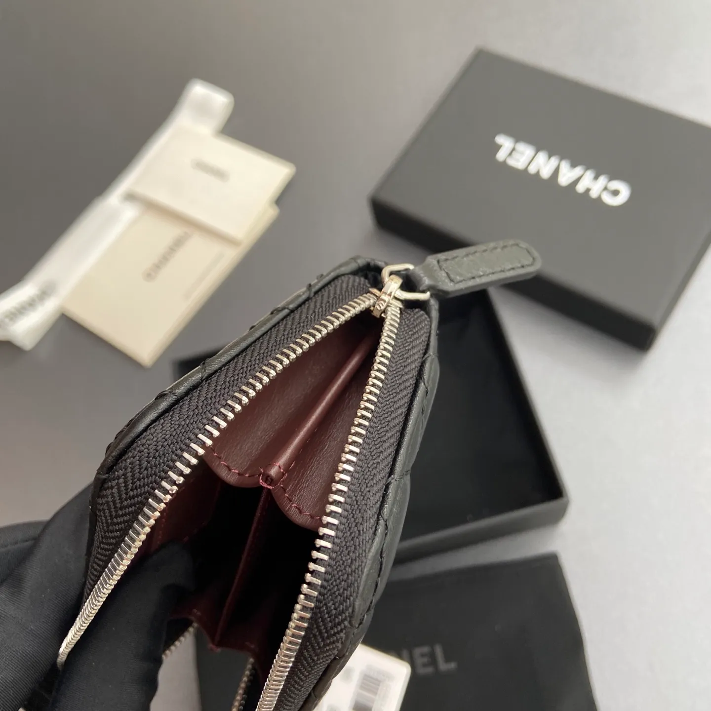 [Special grade hardware original leather] ¥280 Xiaoxiang small zipper bag card holder series with iconic metal logo, gold tone metal hardware, special Italian imported leather 2 card slots wallet bag, 4 card slots No.: 1650 Black sheepskin silver steel mark Size: w11×h7.5×2cm