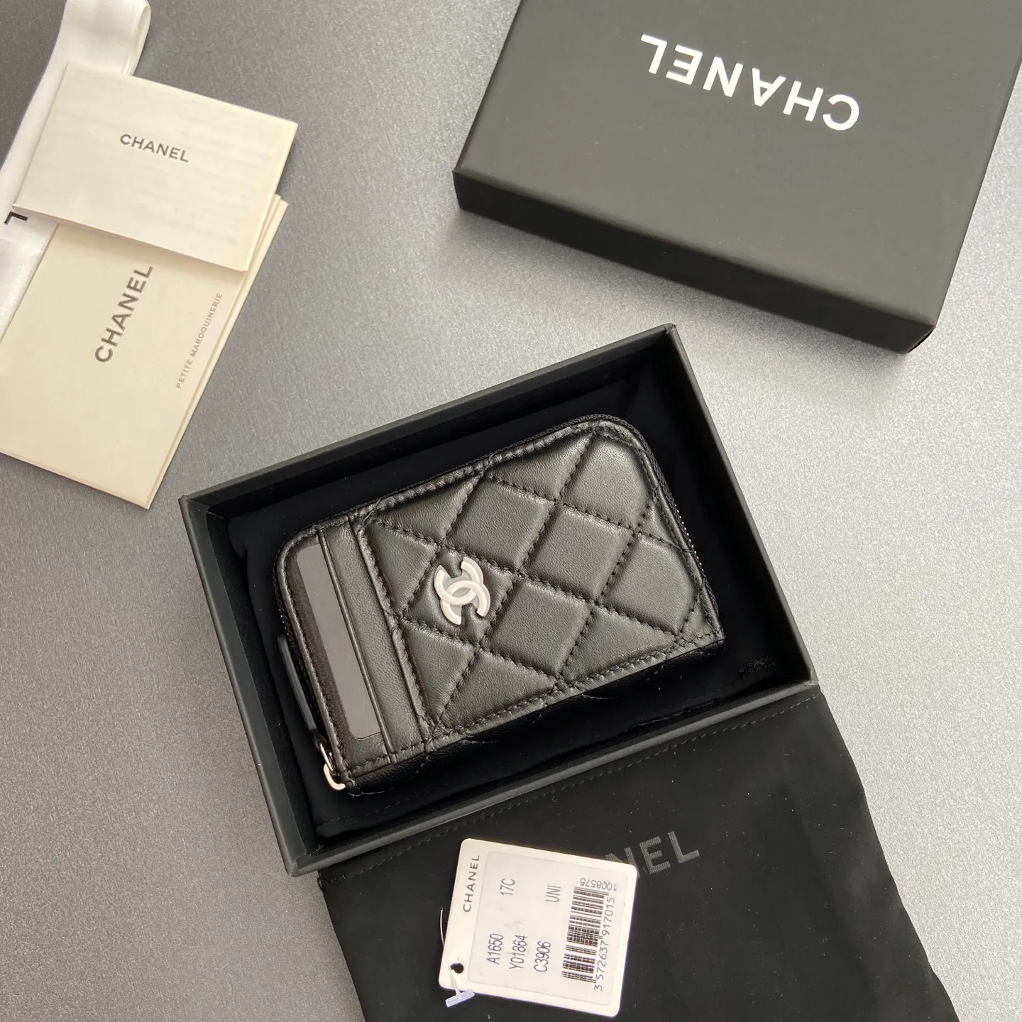 [Special grade hardware original leather] ¥280 Xiaoxiang small zipper bag card holder series with iconic metal logo, gold tone metal hardware, special Italian imported leather 2 card slots wallet bag, 4 card slots No.: 1650 Black sheepskin silver steel mark Size: w11×h7.5×2cm