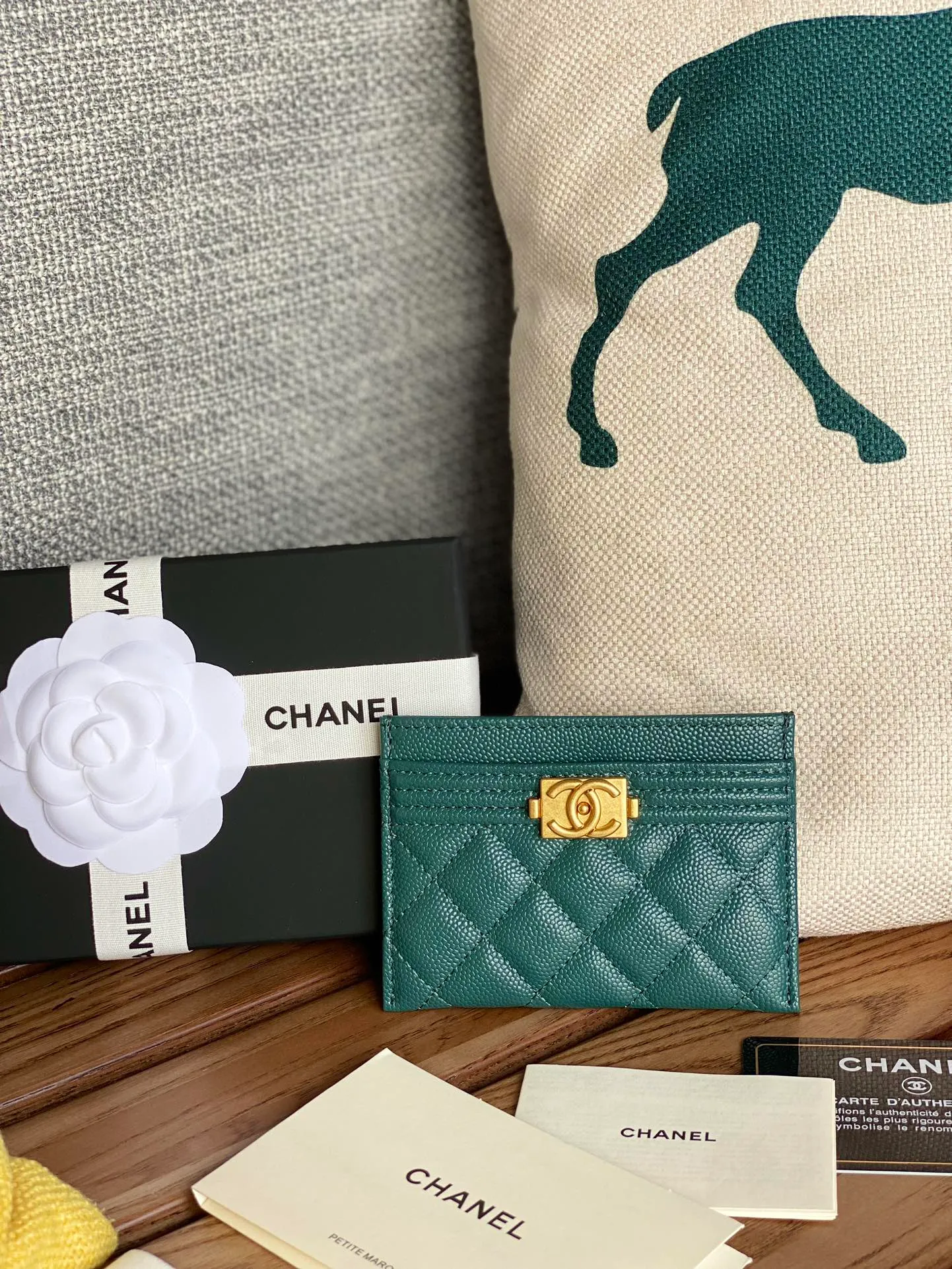 220💰CHANEL’s new leboy card holder has arrived! The imported rhombus pattern is very attractive! The retro gold buckle has an old-fashioned feel and is very fashionable and retro❤️This small card holder is very cost-effective, and you can also put some change in the three card slots👍Model number: 84431 Size: 11×7.5×1cm