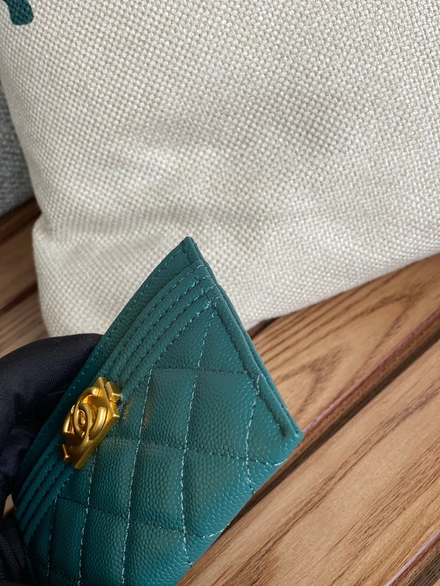 220💰CHANEL’s new leboy card holder has arrived! The imported rhombus pattern is very attractive! The retro gold buckle has an old-fashioned feel and is very fashionable and retro❤️This small card holder is very cost-effective, and you can also put some change in the three card slots👍Model number: 84431 Size: 11×7.5×1cm