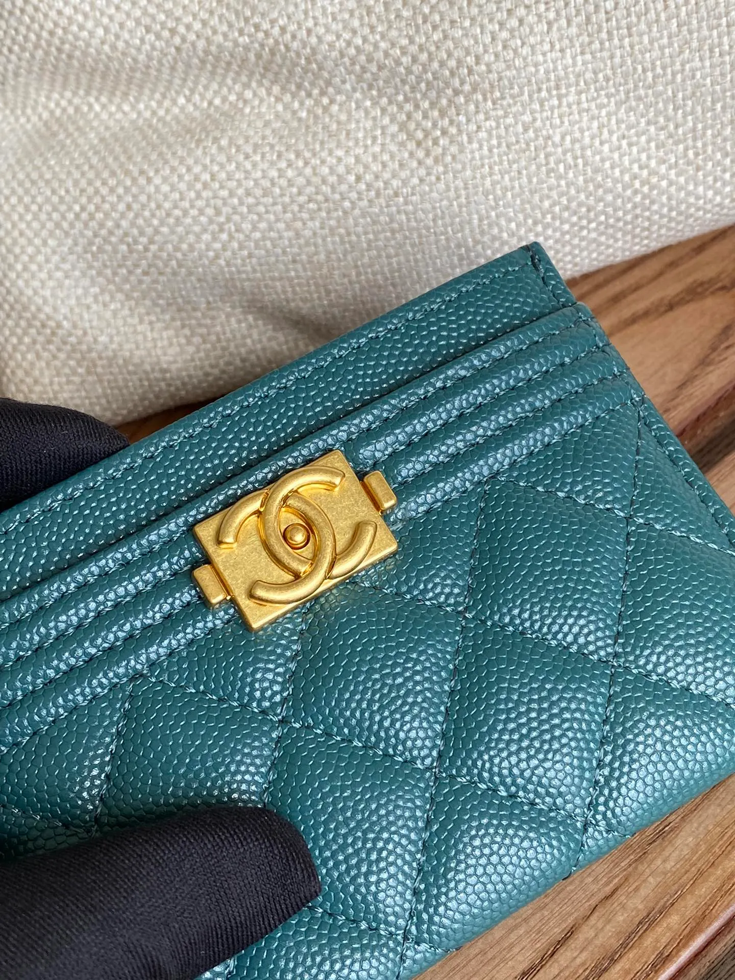 220💰CHANEL’s new leboy card holder has arrived! The imported rhombus pattern is very attractive! The retro gold buckle has an old-fashioned feel and is very fashionable and retro❤️This small card holder is very cost-effective, and you can also put some change in the three card slots👍Model number: 84431 Size: 11×7.5×1cm