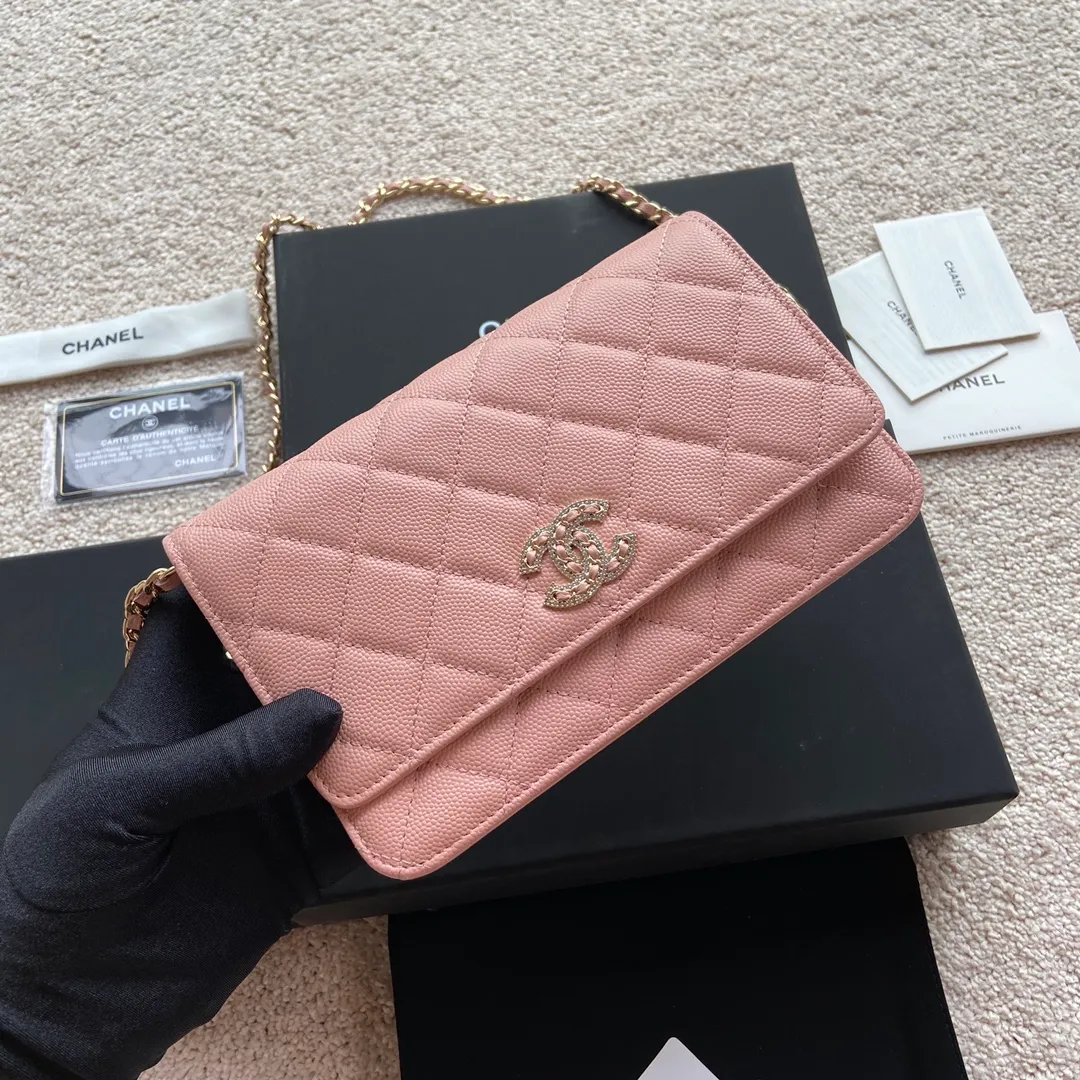 Xiaoxiang imported Italian grained calfskin Item number: AP5468 💰:800 Size: w20×h13×d3.5cm Color: pink fine ball pattern light gold