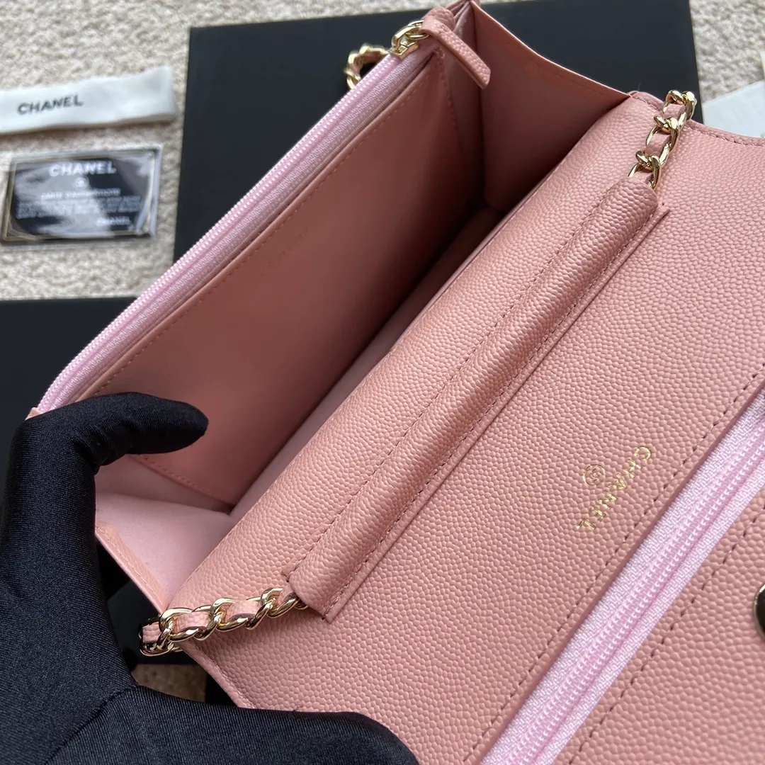 Xiaoxiang imported Italian grained calfskin Item number: AP5468 💰:800 Size: w20×h13×d3.5cm Color: pink fine ball pattern light gold