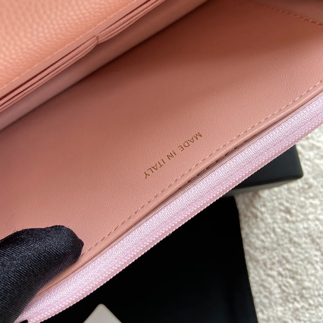 Xiaoxiang imported Italian grained calfskin Item number: AP5468 💰:800 Size: w20×h13×d3.5cm Color: pink fine ball pattern light gold