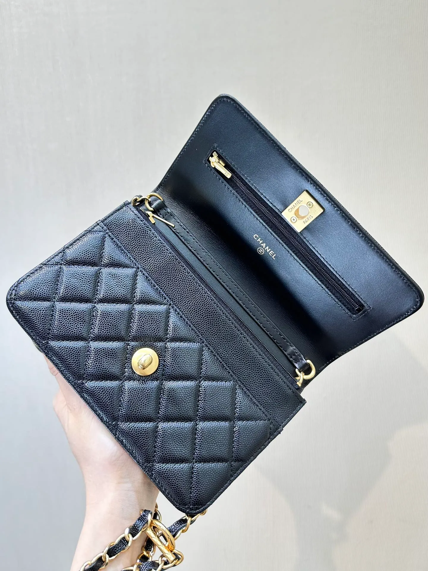 96020 has three compartments inside. The capacity is no problem for daily use. It is light and can meet the basic needs of daily going out~
