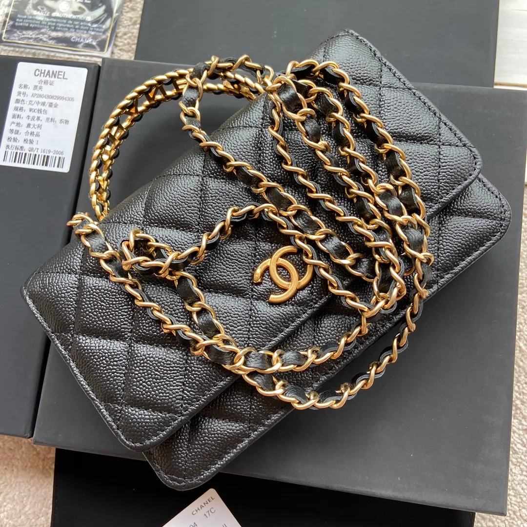 Xiaoxiang imported Italian grained calfskin Item number: AP5608 💰:920 Size: w20×h13×d3.5cm Color: black medium ball pattern gold steel mark