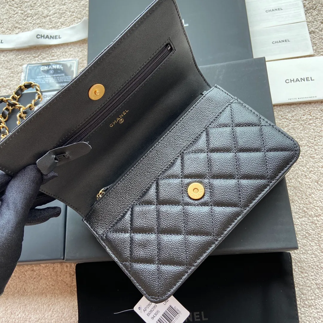 Xiaoxiang imported Italian grained calfskin Item number: AP5608 💰:920 Size: w20×h13×d3.5cm Color: black medium ball pattern gold steel mark