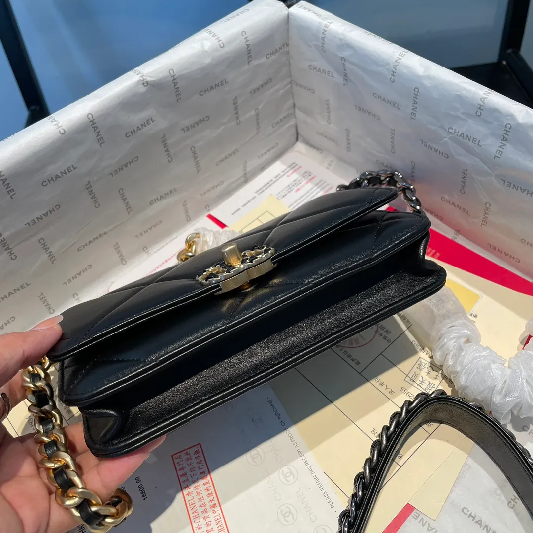 💰1000😊 Upgraded version💋🆕 Ohanel new color🆕The latest small satchel bag with button buckle WOC fortune bag. Compared with the old version of magnet buckle, the button version is more refined. The texture of goatskin is invincible. 😼The main 19 series bags this season are big diamonds with a strong retro style👝Every color is what everyone wants to buy🧸It is also co-created by karl and viard. The first series launched by the new artistic director will be a key recommendation of the brand from this year to next year, conveying the essence of the brand, super large diamond pattern, leather chain CC buckle, 3 different metals The multiple matching and wearing methods are also a key point that distinguishes this handbag from other classic styles. Different wearing methods express different fashion attitudes, play with the whole total look, and bring out the fashionable style and style. Comes with a full set of packaging. 3267🍃size: 19*12.5cm