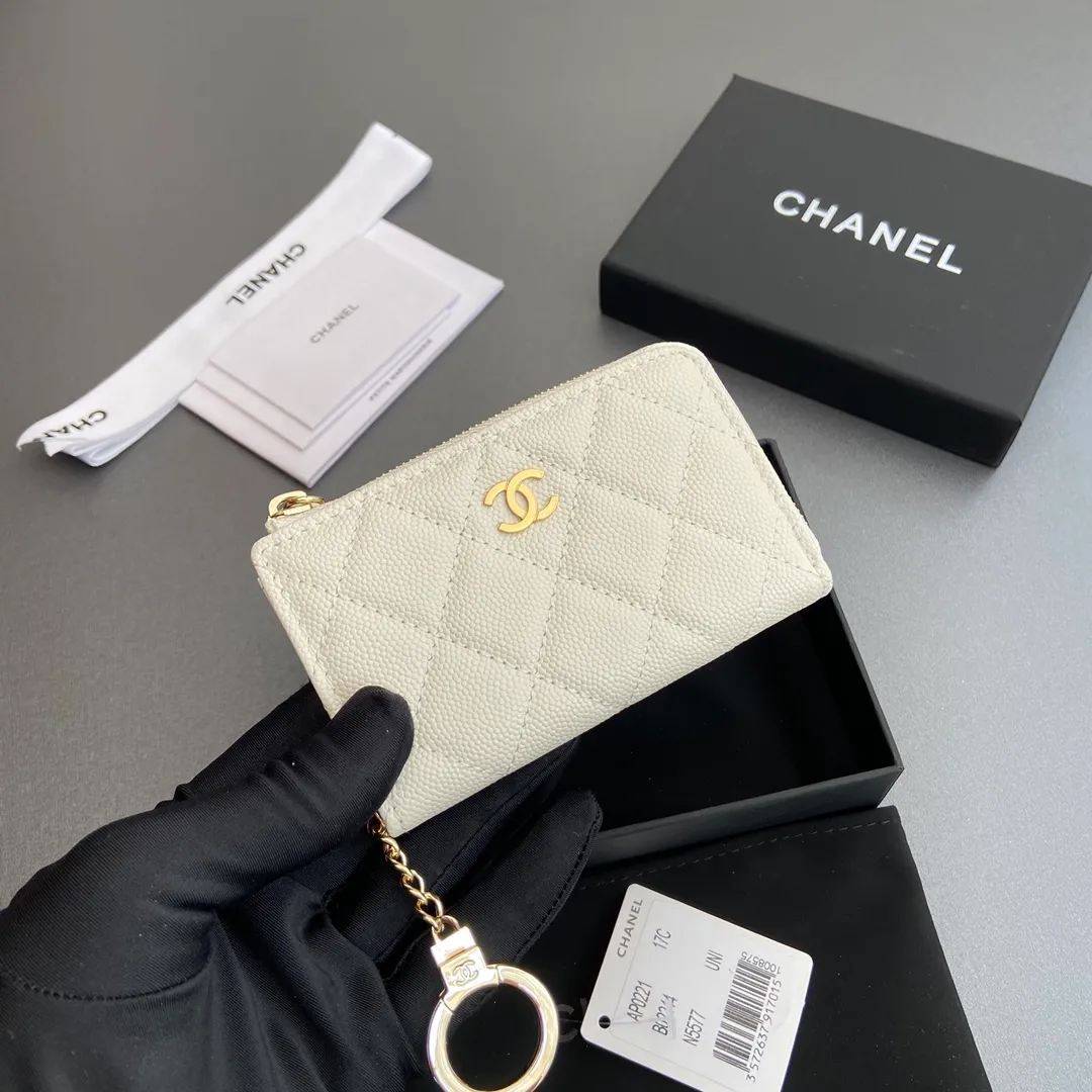 [Special grade hardware original leather] 💰320 Xiaoxiang small zipper bag card holder series Hook chain quilted card holder with iconic metal logo Gold tone metal hardware, special Italian imported leather 1 card slot wallet bag, 1 hook chain Number: 0221 White fine ball light gold Size: w11.5×h7.5×1.5cm