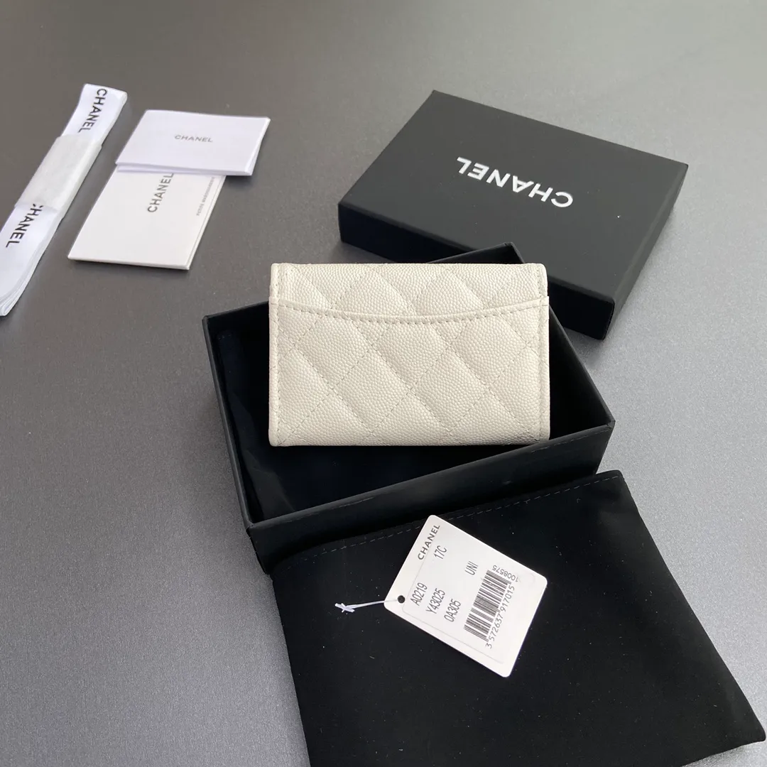 Xiaoxiang imported Italian leather Item number: AP438 (inner compartment with zipper) 💰: 280 Size: w11×h7cm Color: white fine ball pattern golden steel mark