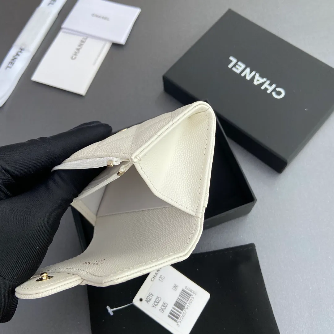 Xiaoxiang imported Italian leather Item number: AP438 (inner compartment with zipper) 💰: 280 Size: w11×h7cm Color: white fine ball pattern golden steel mark