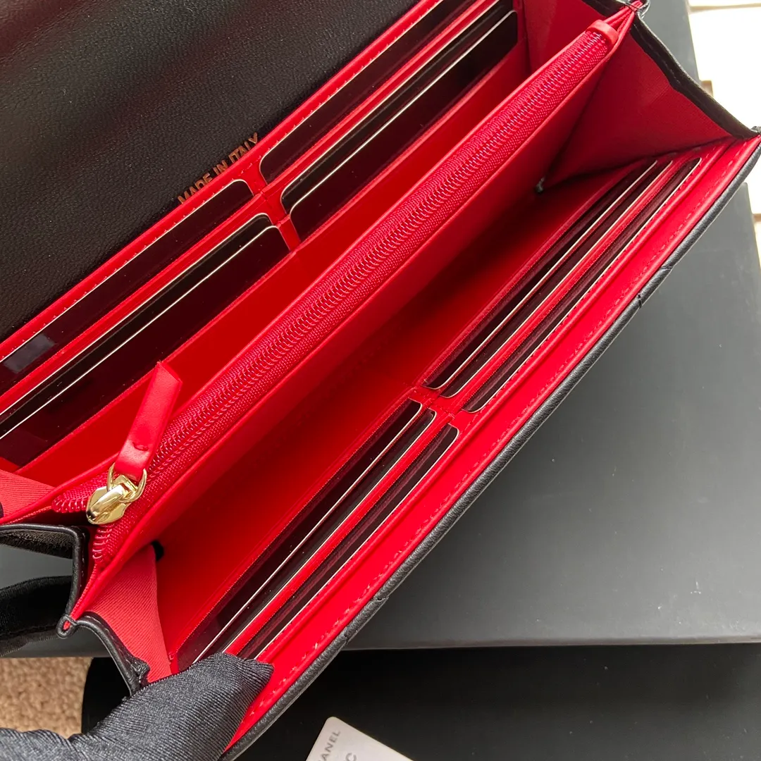 Xiaoxiang imported Italian grained calfskin Item No.: AP1910 Price: 520 Size: w19×h10.5×3cm Color: Black sheepskin, gold hardware, red lining