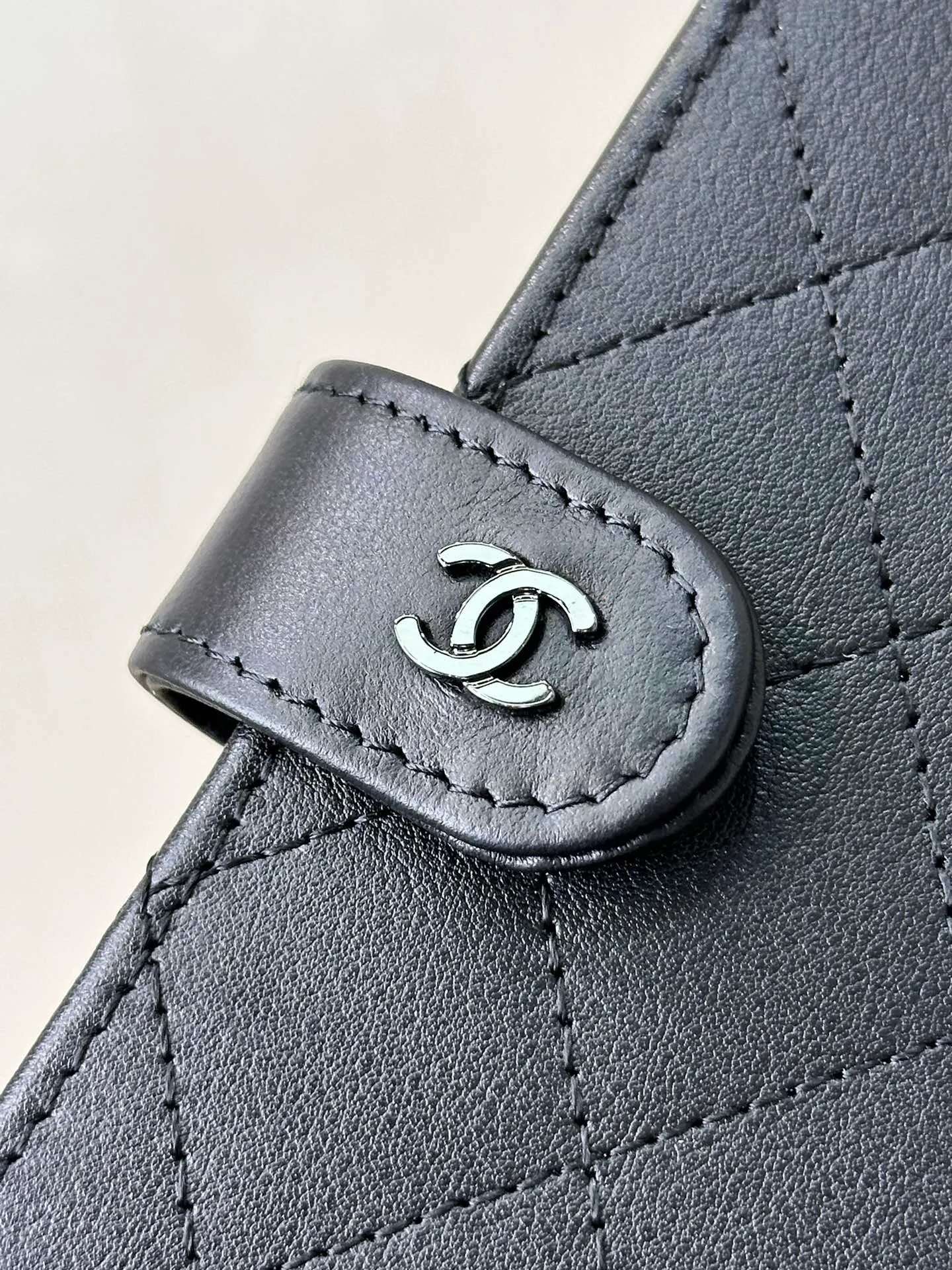 96066 plain cowhide imported from Italy has an extremely delicate feel. This is also a common material used by Xiangjia. No need to explain how good it is!