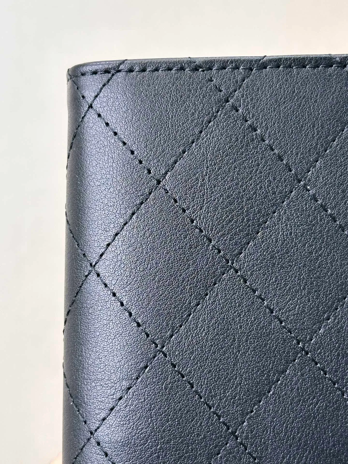 96066 plain cowhide imported from Italy has an extremely delicate feel. This is also a common material used by Xiangjia. No need to explain how good it is!