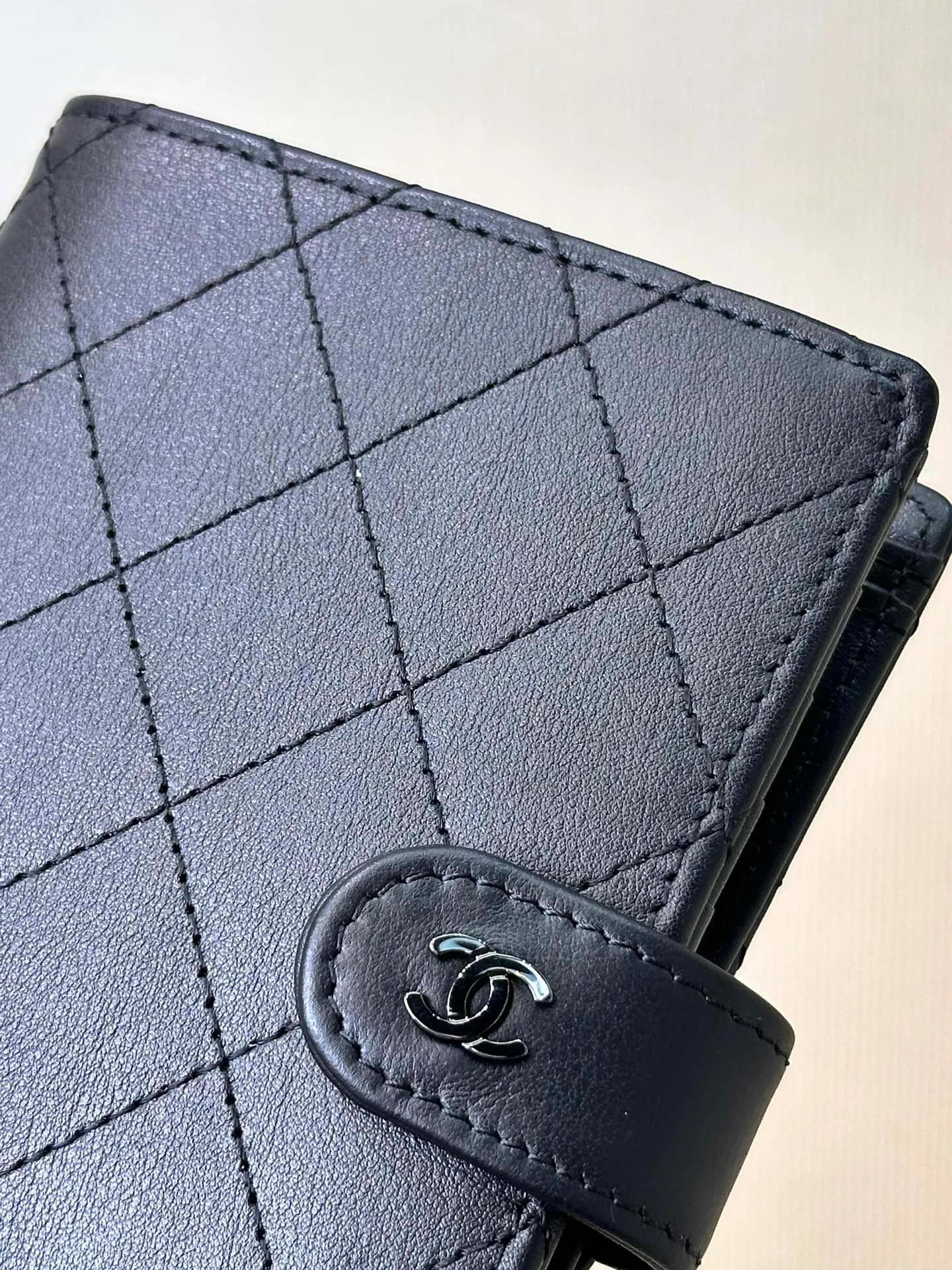 96066 plain cowhide imported from Italy has an extremely delicate feel. This is also a common material used by Xiangjia. No need to explain how good it is!