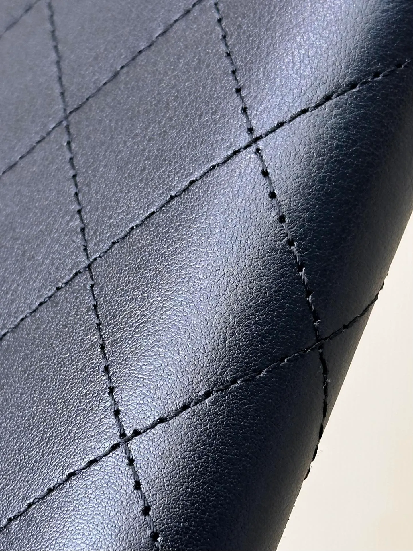 96066 plain cowhide imported from Italy has an extremely delicate feel. This is also a common material used by Xiangjia. No need to explain how good it is!