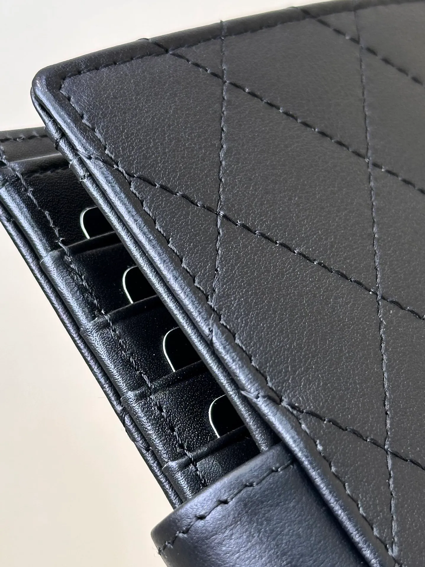96066 plain cowhide imported from Italy has an extremely delicate feel. This is also a common material used by Xiangjia. No need to explain how good it is!