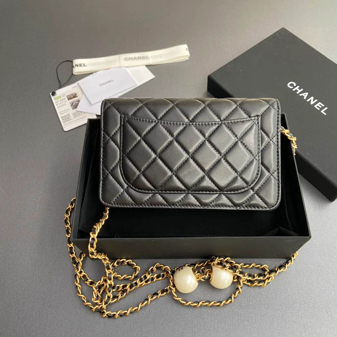 Xiaoxiang imported Italian sheepskin Item number: AP7928 Price: 900 Size: w20×h13×d3.5cm Color: black sheepskin gold hardware 23b adjustable chain WOC chain matching, can be adjusted
