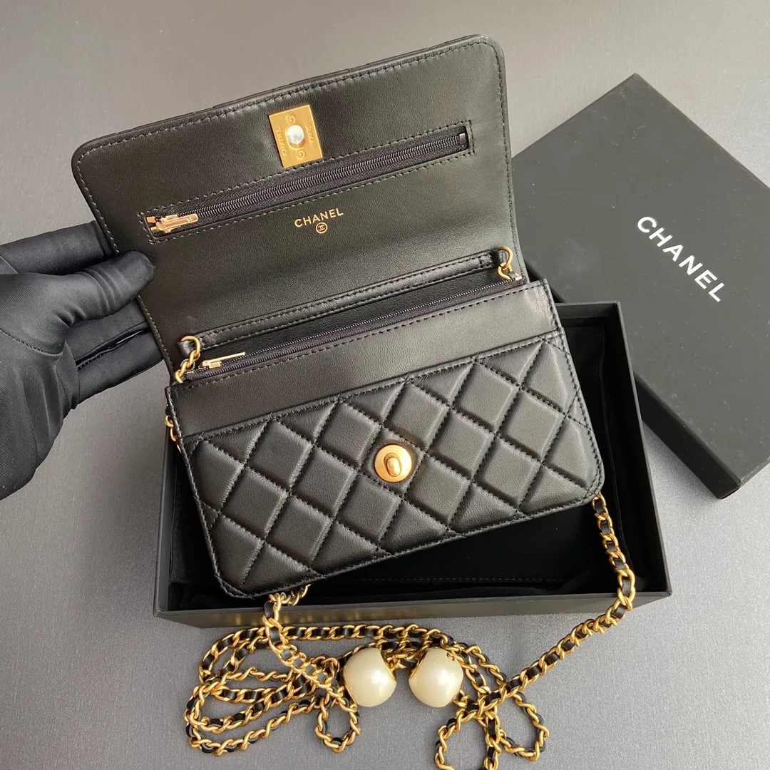 Xiaoxiang imported Italian sheepskin Item number: AP7928 Price: 900 Size: w20×h13×d3.5cm Color: black sheepskin gold hardware 23b adjustable chain WOC chain matching, can be adjusted